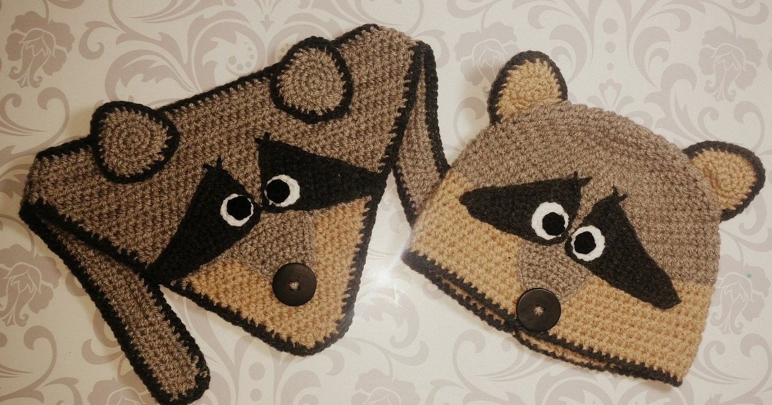 Gehäkelte Waschbär-Mütze mit Ohren und passender Schal mit Knopf, beige und braun