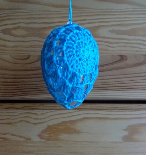gehäkeltes blaues Osterei