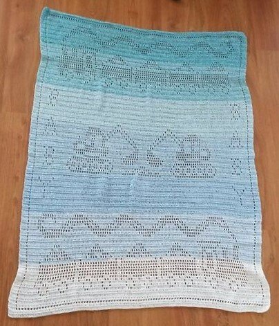 Gehäkelte Babydecke in Türkis und Weiß mit Filetmuster und wellenförmigen Motiven
