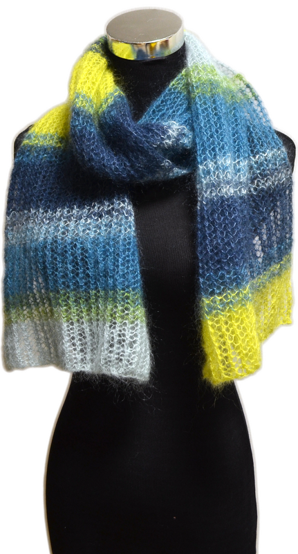 Gestrickter Schal mit Farbverlauf in Gelb, Blau und Grau auf einer schwarzen Schneiderpuppe.