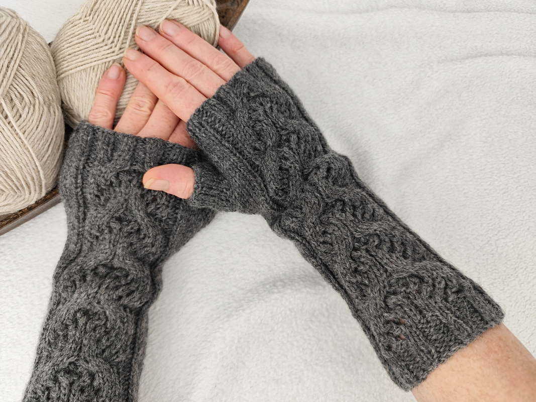 Strickanleitung Handstulpen einfach – elegante Pulswärmer für Anfänger Kate