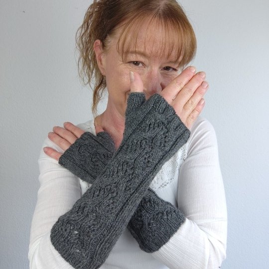 Strickanleitung Handstulpen einfach – elegante Pulswärmer für Anfänger Kate