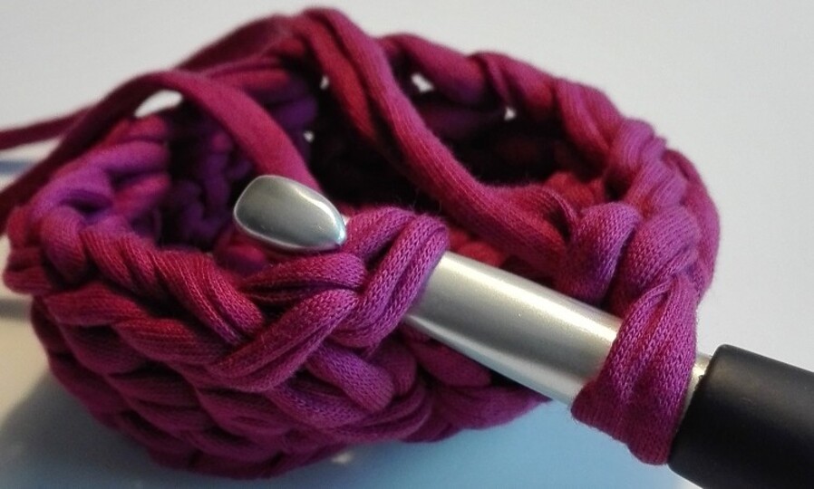 Körbchen mit Deckel - aus Textilgarn - mit Häkelschrift - super einfach für Anfänger