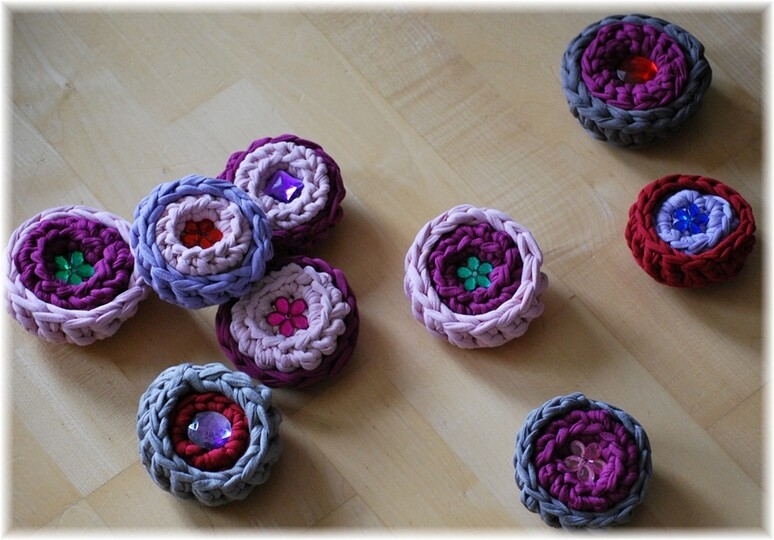 Körbchen mit Deckel - aus Textilgarn - mit Häkelschrift - super einfach für Anfänger