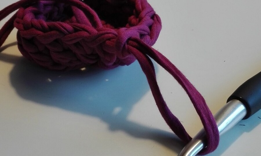 Körbchen mit Deckel - aus Textilgarn - mit Häkelschrift - super einfach für Anfänger