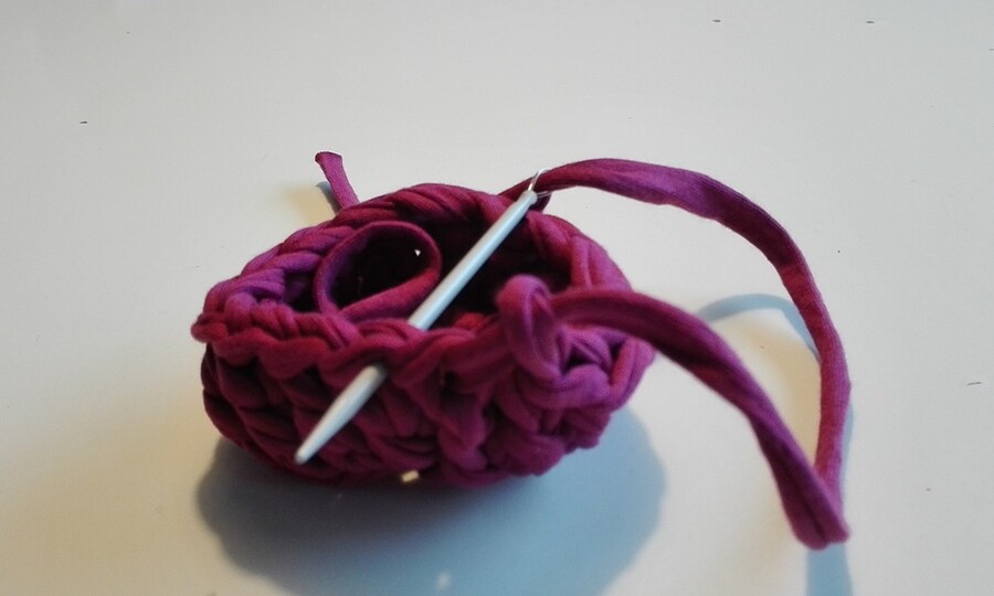 Körbchen mit Deckel - aus Textilgarn - mit Häkelschrift - super einfach für Anfänger