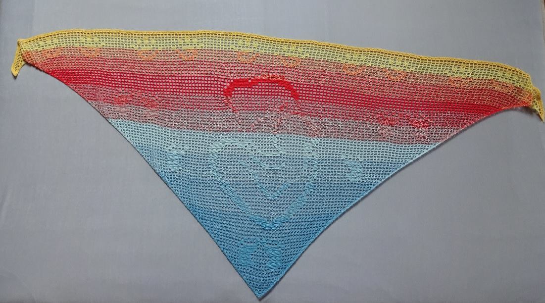 Gehäkeltes Dreieckstuch in Gelb‑Rot‑Blau mit Herz‑Motiv im Filet‑Muster