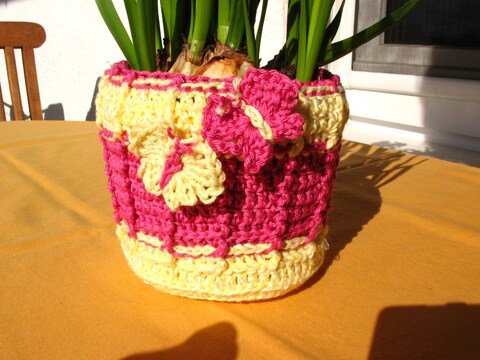 Häkelanleitung für Blumen-Übertopf mit Schmetterlingen