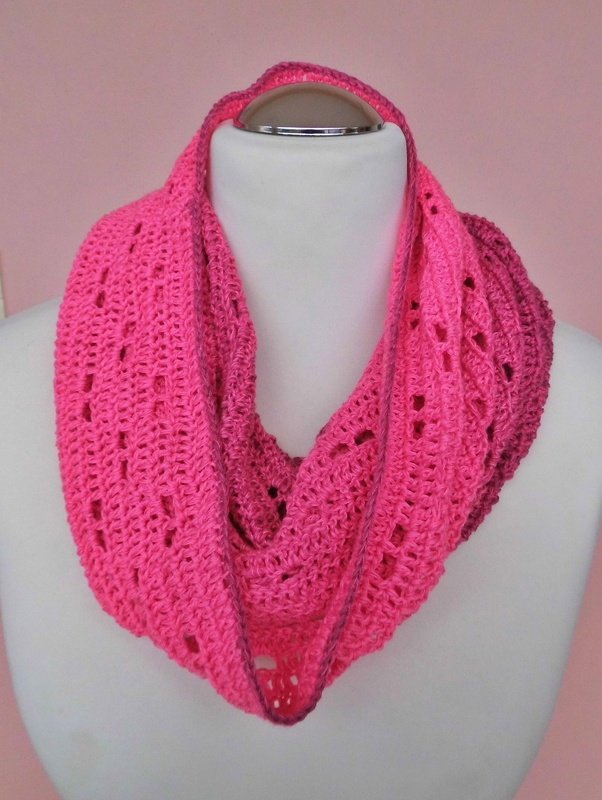 Pinkfarbener gestrickter Loop-Schal mit Farbverlauf und Lochmuster auf weißer Schaufensterbüste