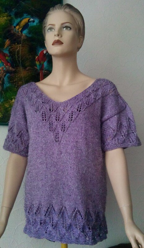 Lila Strickpullover mit Ajourmuster-Bordüre an Saum, V-Ausschnitt und Ärmeln, getragen von einem Mannequin