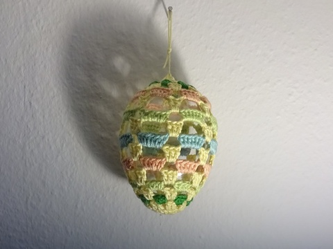 Osterei in zarten Frühlingsfarben