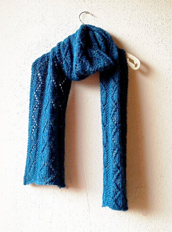 Knitting pattern for lace scarf in bulky alpaca yarn "Somewhat Blue" - Image 4
