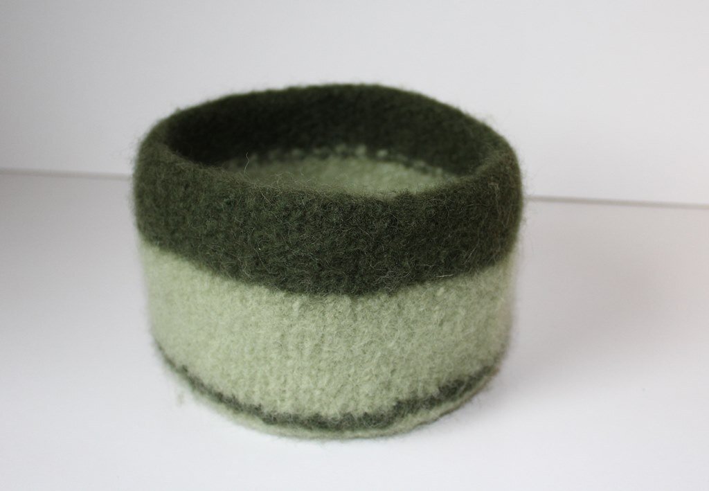 Utensilo, Körbchen, Osterkorb, rund, gestrickt und gefilzt, aus Wollresten