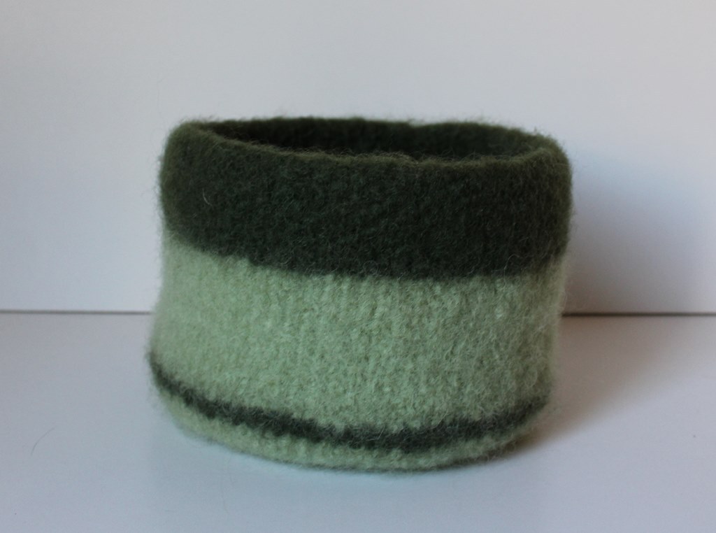 Utensilo, Körbchen, Osterkorb, rund, gestrickt und gefilzt, aus Wollresten