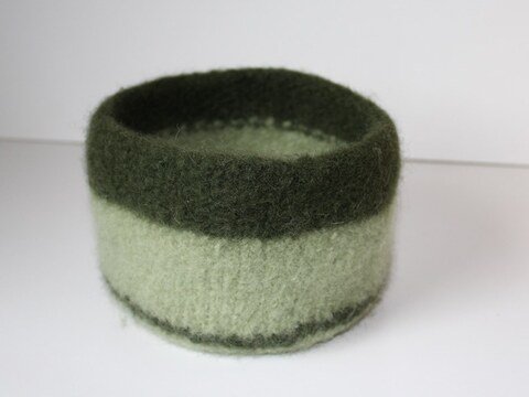 Utensilo, Körbchen, Osterkorb, rund, gestrickt und gefilzt, aus Wollresten