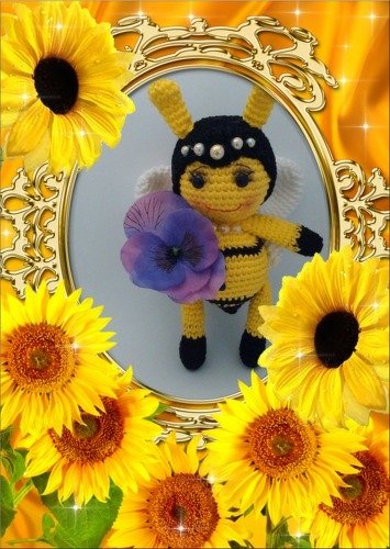 Amigurumi-Biene gelb-schwarz mit lila Veilchen und Sonnenblumenrahmen