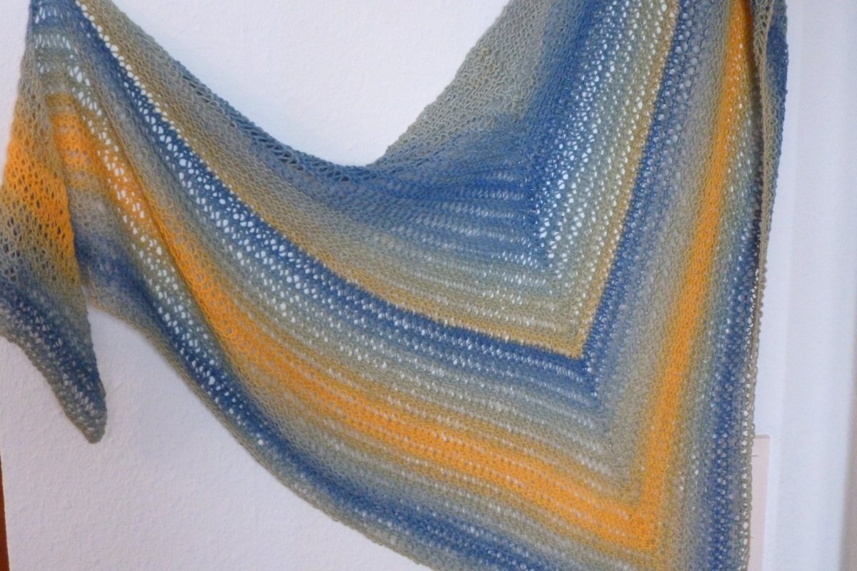 Luftiges Dreiecktuch in Sommerfarben, mit Fallmaschen gestrickt