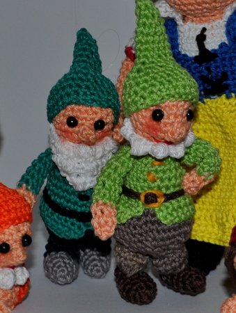 snow white and the seven dwarfs crochet pattern