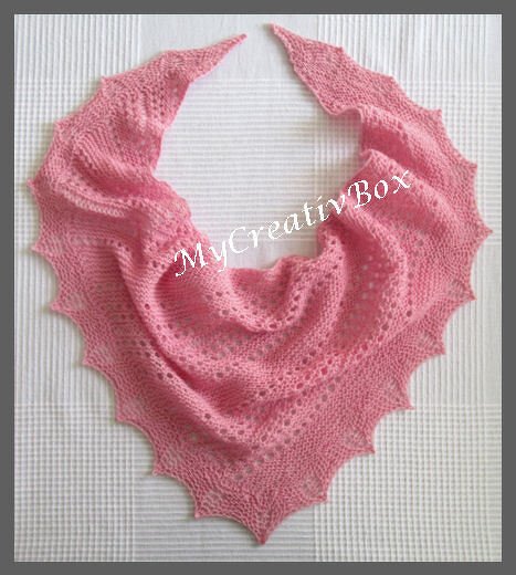 Gestricktes Dreieckstuch mit Ajourreihen und gezacktem Rand in Rosa