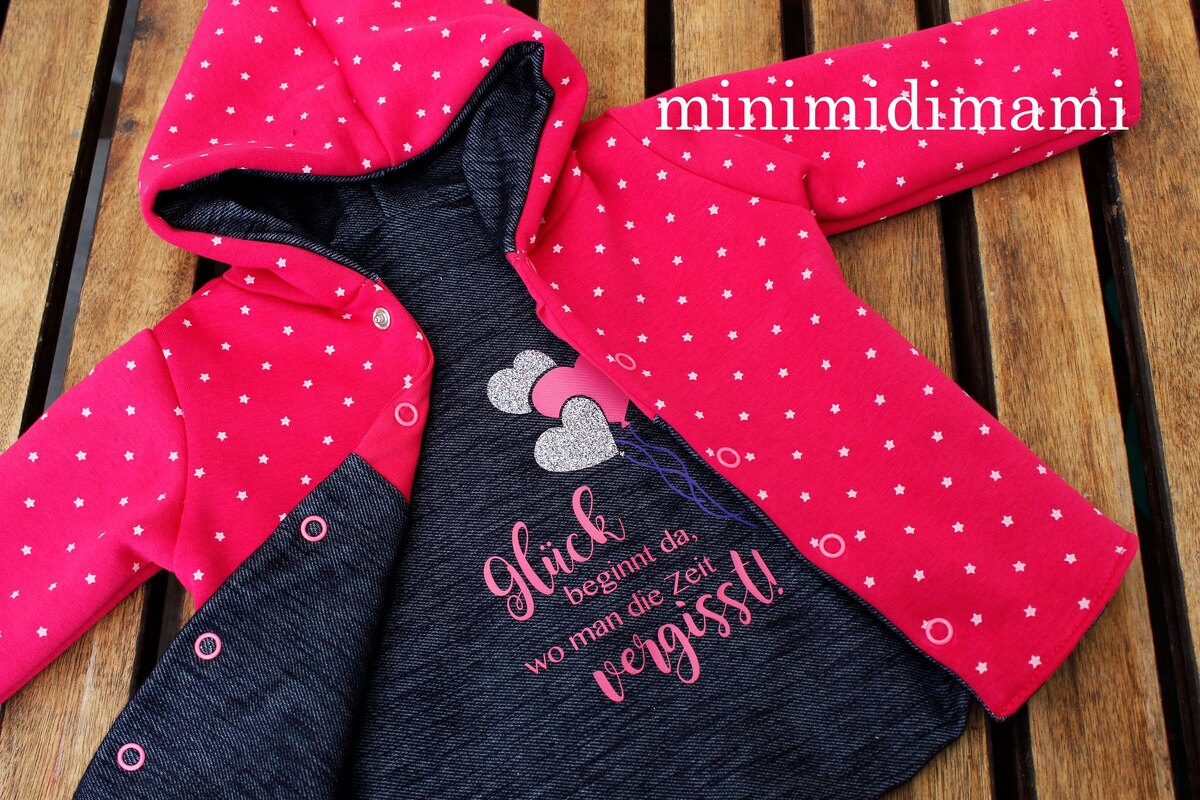 Pinke Kapuzenjacke mit weißen Sternen und dunklem Innenfutter, innen Plottermotiv mit Herzballons und Schriftzug 'Glück beginnt da, wo man die Zeit vergisst!'