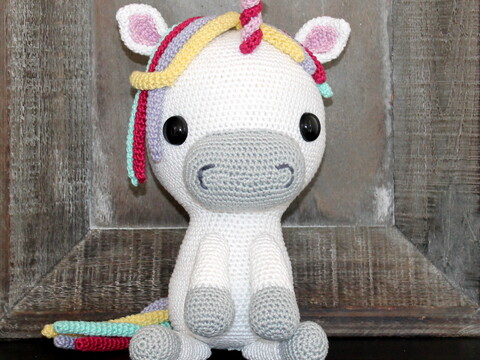 Einhorn häkeln – sitzendes Amigurumi mit bunter Mähne (DE & EN)