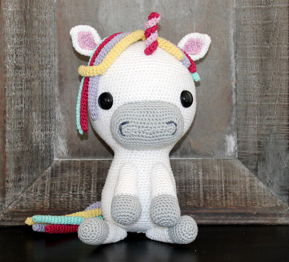 Einhorn häkeln – sitzendes Amigurumi mit bunter Mähne (DE & EN)