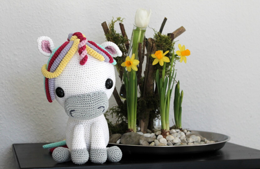 Einhorn häkeln – sitzendes Amigurumi mit bunter Mähne (DE & EN)