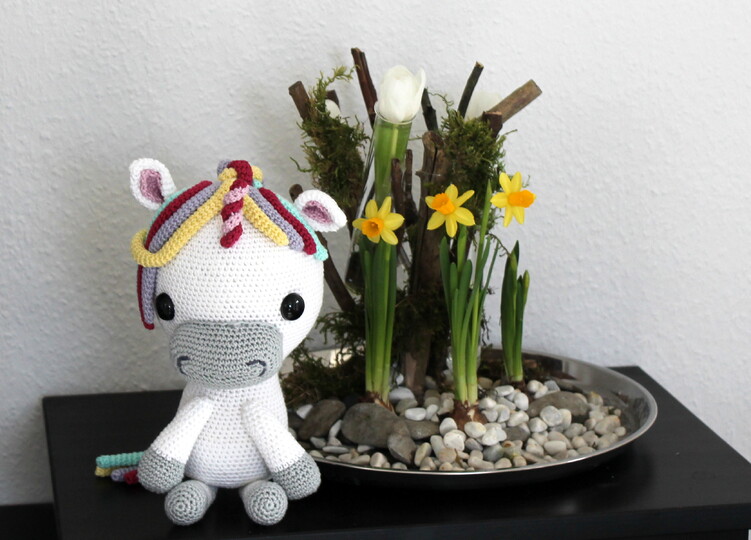 Einhorn häkeln – sitzendes Amigurumi mit bunter Mähne (DE & EN)