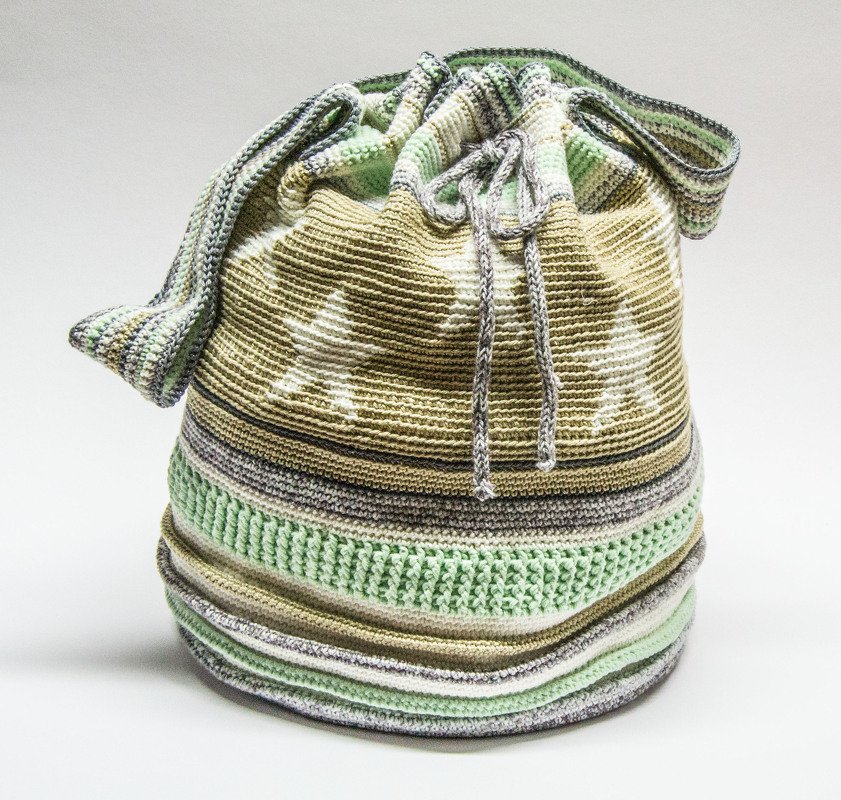 Gehäkelte Umhängetasche im Beutelstil mit Kordelzug, Streifen und weißen Sternen in Grün-, Beige- und Grautönen
