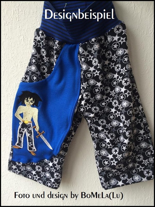 Bestickter Junge mit Schwert auf blauem Aufnäher an Kinderhose mit Sternenmuster