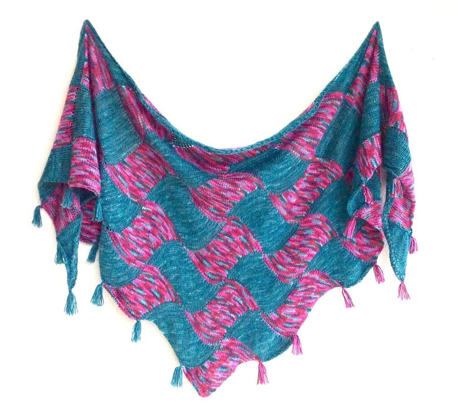Gestricktes Dreieckstuch mit wellenförmigem Muster in Türkis und Pink, mit Quasten