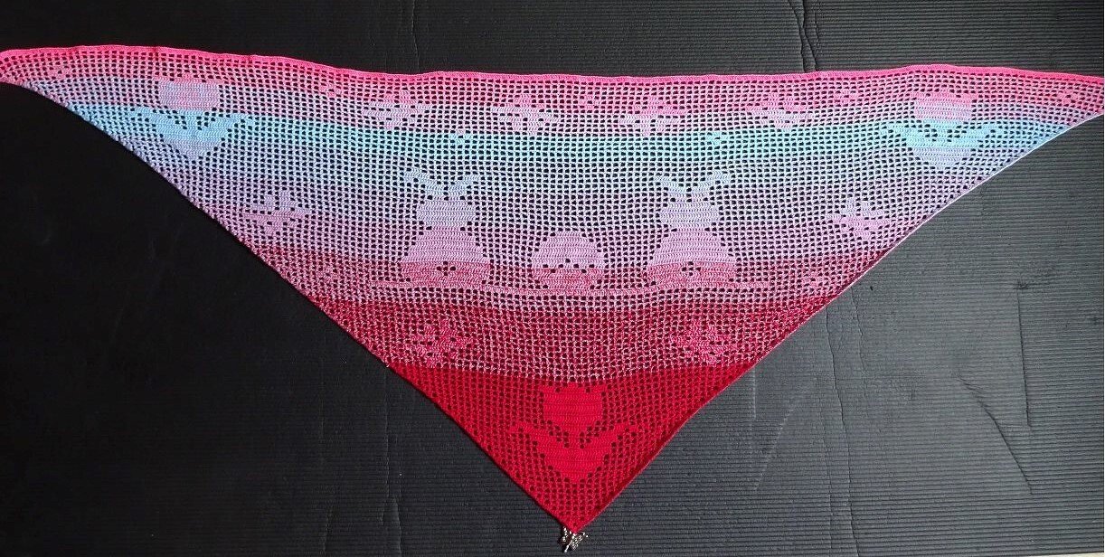 Dreieckstuch gehäkelt im Rot-Rosa-Türkis-Farbverlauf mit Filet-Hasen- und Blumenmotiven auf dunklem Untergrund