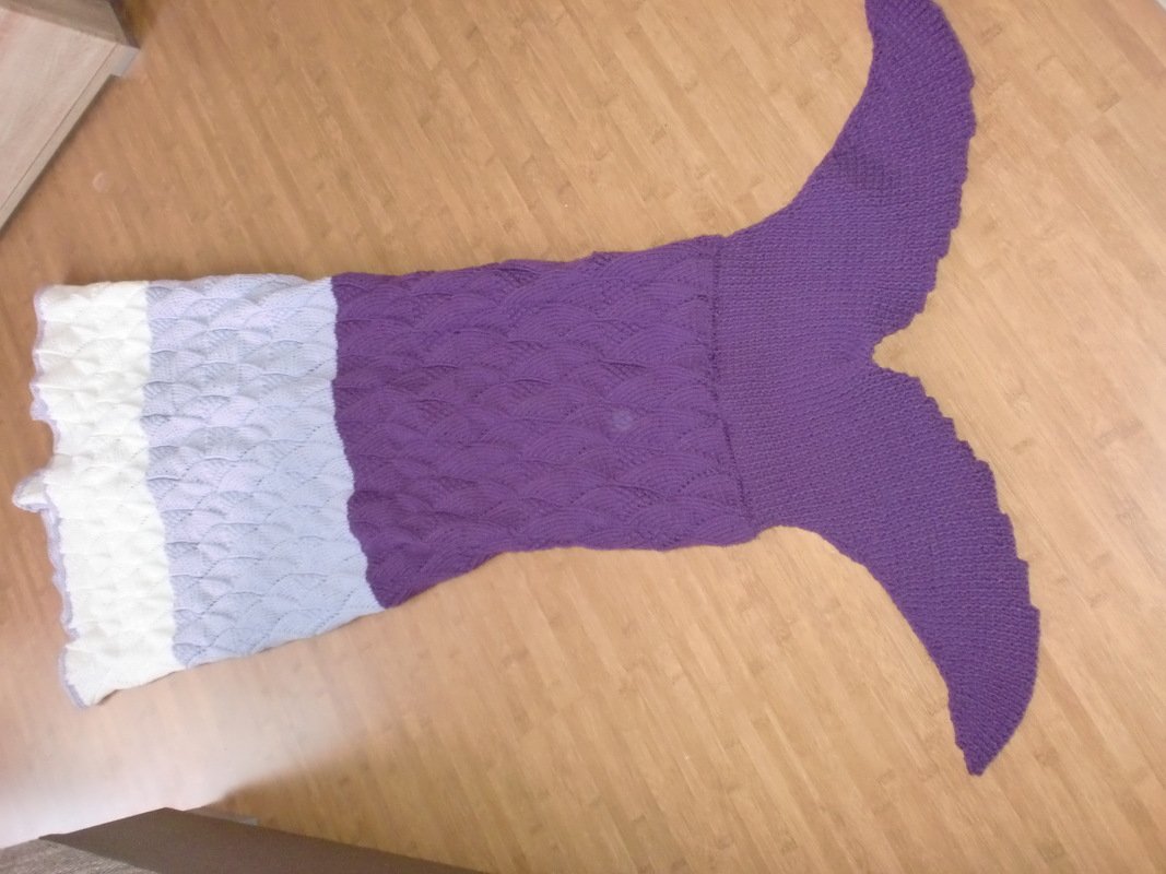 Lila-weiße Strickdecke in Form einer Meerjungfrau mit Schuppenstruktur und Flosse