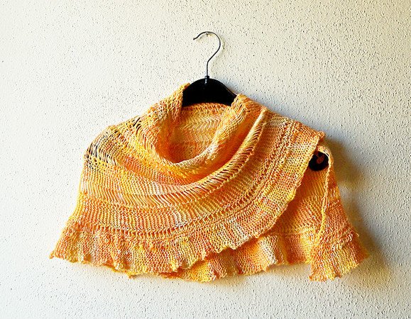 Half circle shaped shawl knitting pattern "Au coucher du soleil"