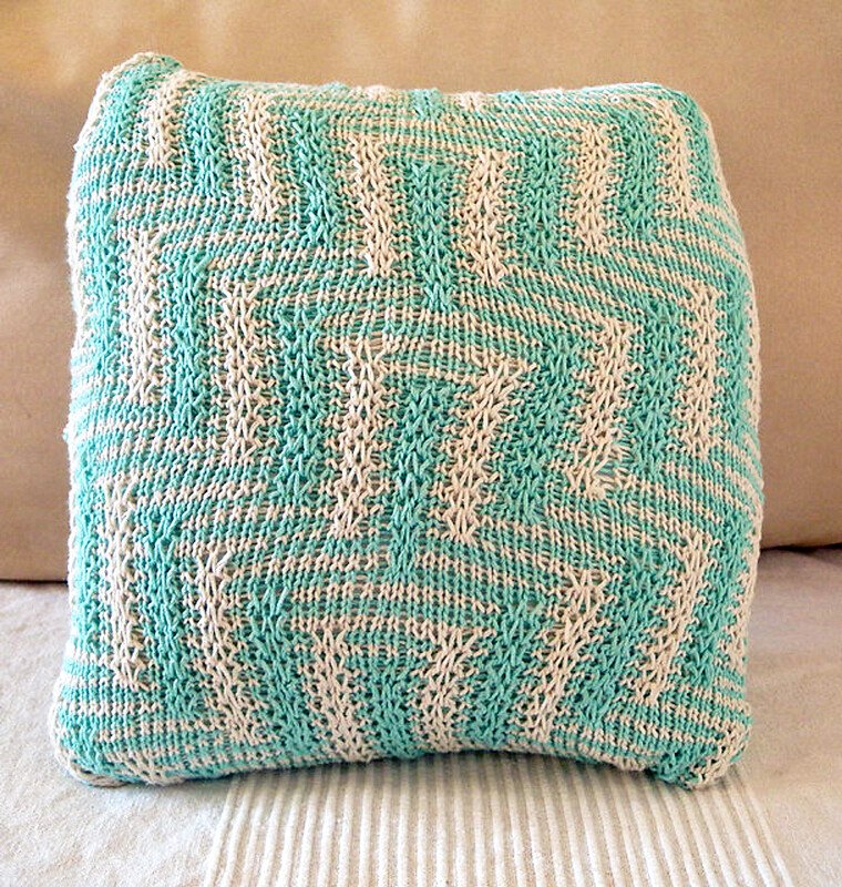 Cushion Cover Knitting pattern in mosaic colorwork "The Maze" - Image 6
