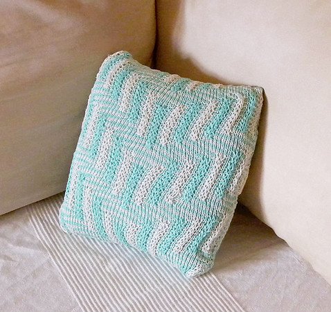 Cushion Cover Knitting pattern in mosaic colorwork "The Maze"