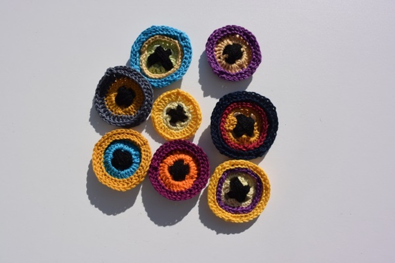 Anleitung für 3 verschiedene Knöpfe und Geldbeutel aus Restwolle, schnell gehäkelt, auch für Anfänger.
