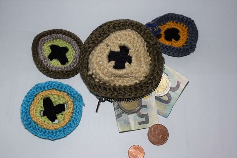 Anleitung für 3 verschiedene Knöpfe und Geldbeutel aus Restwolle, schnell gehäkelt, auch für Anfänger.