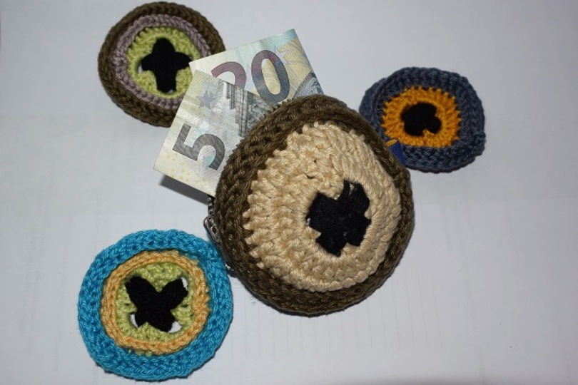 Anleitung für 3 verschiedene Knöpfe und Geldbeutel aus Restwolle, schnell gehäkelt, auch für Anfänger.