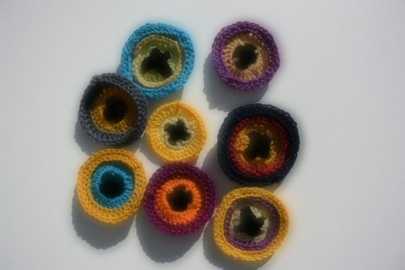 Anleitung für 3 verschiedene Knöpfe und Geldbeutel aus Restwolle, schnell gehäkelt, auch für Anfänger.
