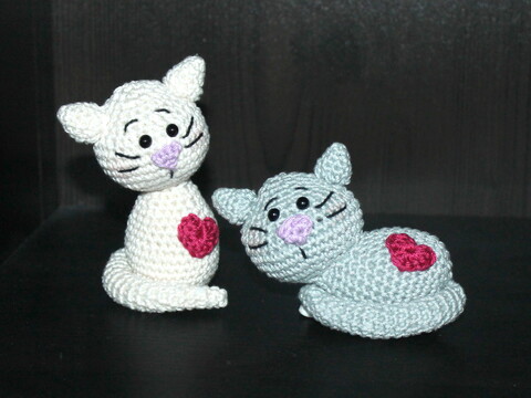 Crochet Mini Kittens – two little cats, sitting and lying (EN & DE)