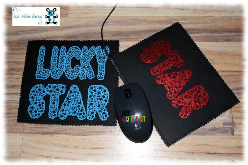 Zwei schwarze Mauspads mit punktiertem Lettering 'LUCKY STAR' (blau) und 'MAMA' (rot) sowie einer Maus als Größenreferenz