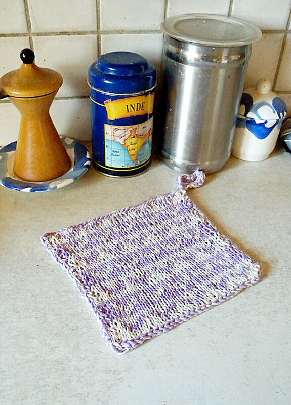 Double knitted potholder or dishcloth with hearts "The Way to a Heart" - Image 3