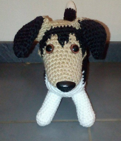 gehäkelter Amigurumi-Hund in Beige, Schwarz und Weiß mit Sicherheitsaugen