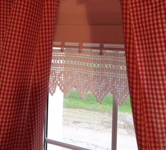 Scheibengardine mit Herzen