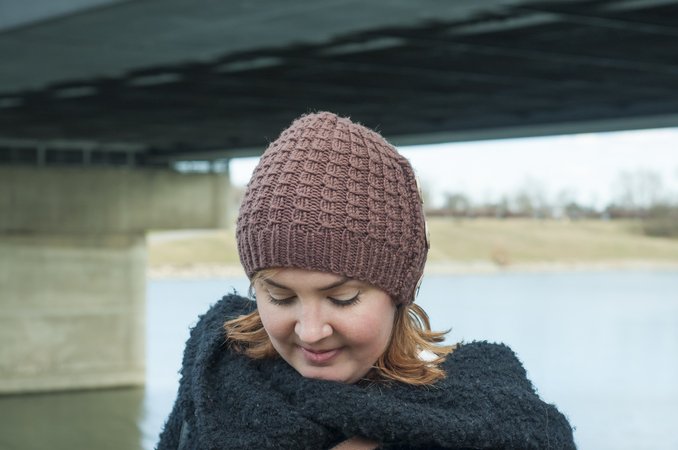 Buttoned hat in bamboo stitch knitting pattern "Girl from Paris"