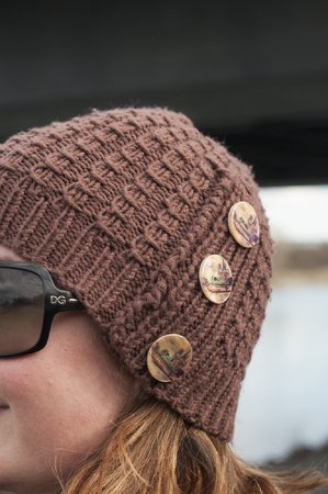 Buttoned hat in bamboo stitch knitting pattern "Girl from Paris"