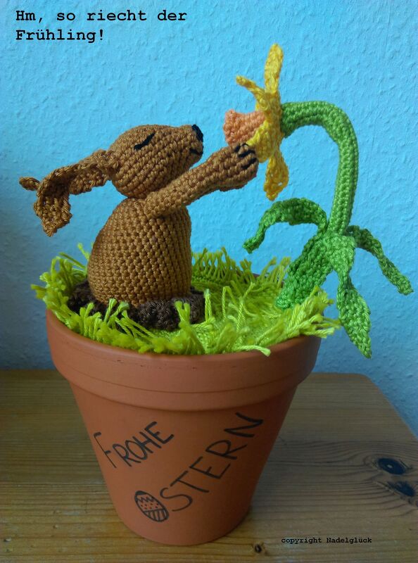 Hm, so riecht der Frühling! Häkel-Hase mit Narzisse