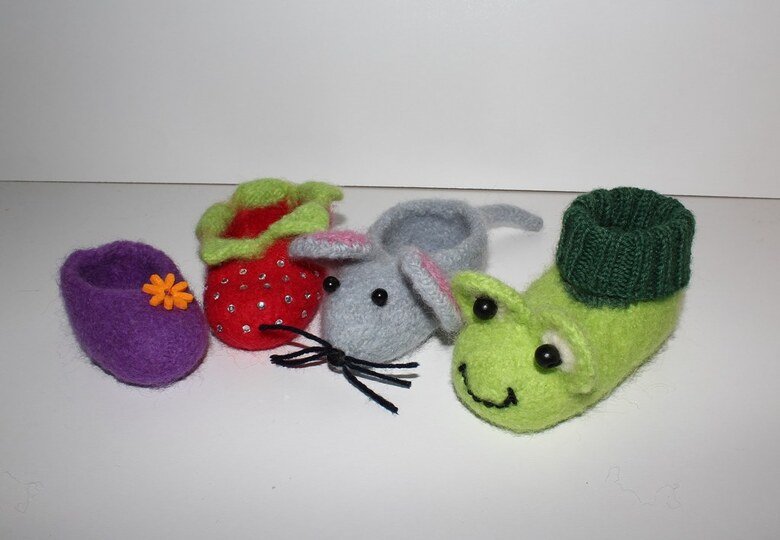 Hausschuhe Gr. 18 - 43, Erdbeere, Frosch, Maus, gestrickt und gefilzt #145
