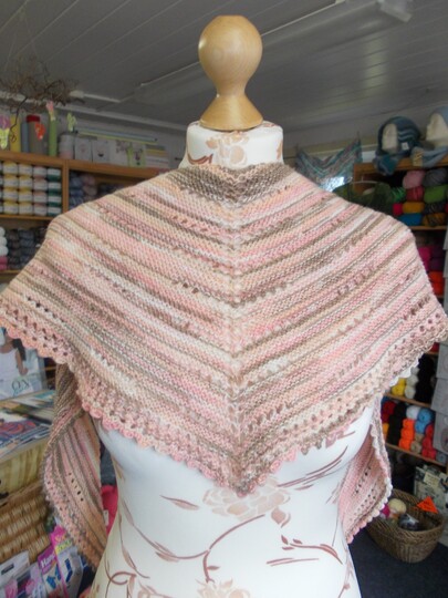 Dreiecktuch mit Lochmustergruppen